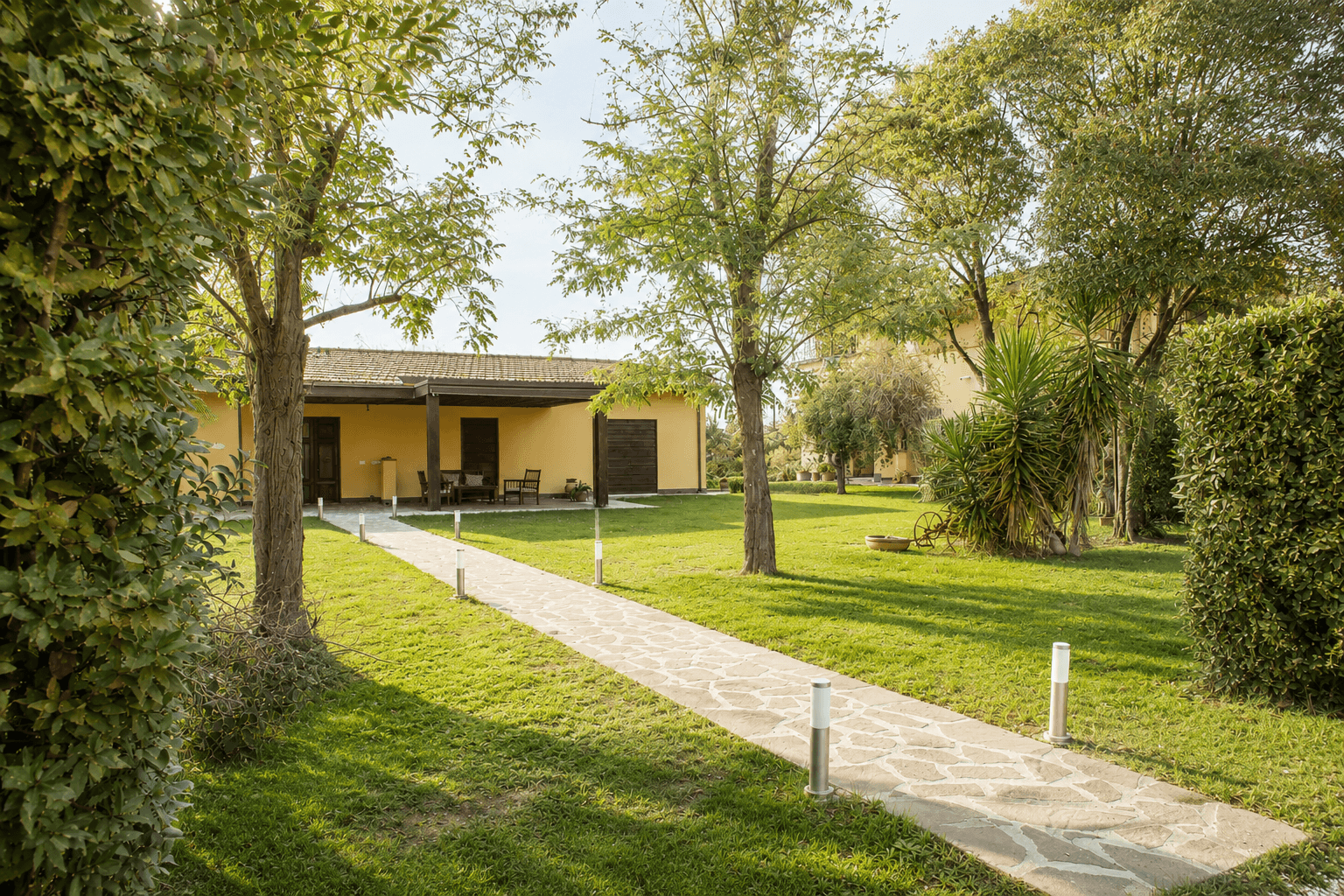 Exterior view of Casa I Limori and its countryside garden